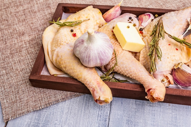 Pernas de frango cru. Ingrediente BIO fresco para a preparação de alimentos tradicionais