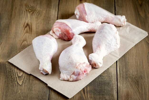 Pernas de frango cru não cozido Frango cru em papel kraft Carne de frango