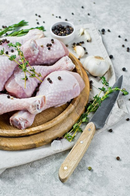 Pernas de frango cru.