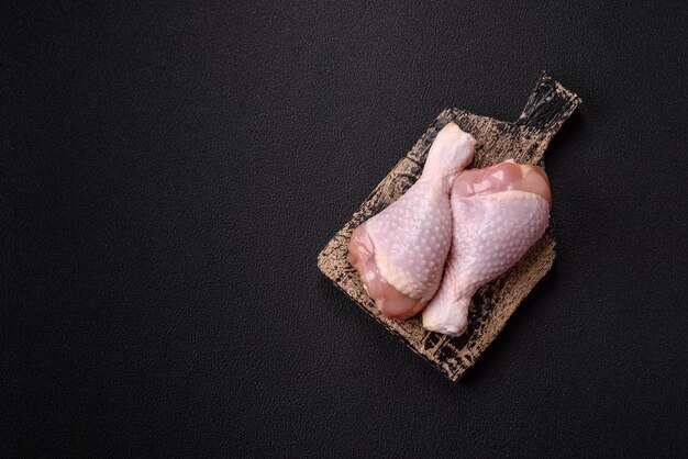 Pernas de frango cruas com especiarias salgadas e ervas