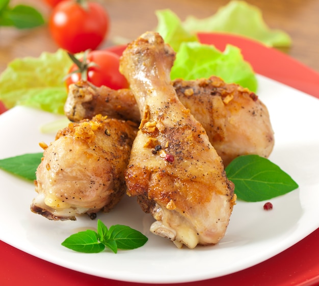 Pernas de frango e legumes grelhados