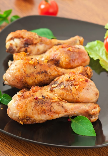 Pernas de frango e legumes grelhados