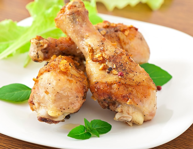 Pernas de frango e legumes grelhados