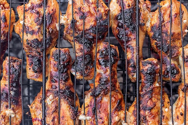 Pernas de frango fritas no grelhado em close-up
