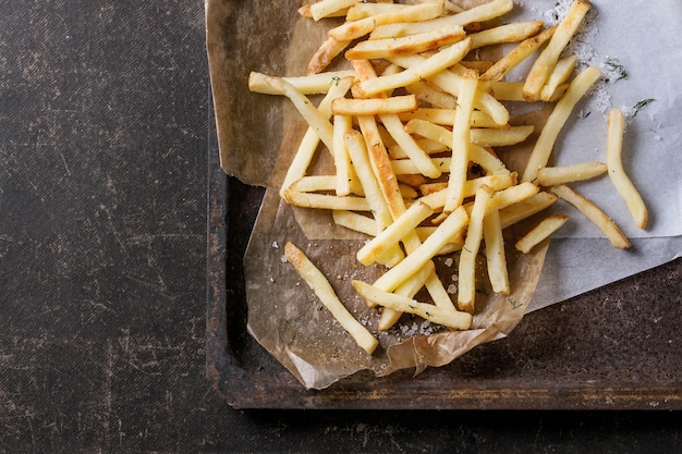 Pernas de frango frito com batatas fritas