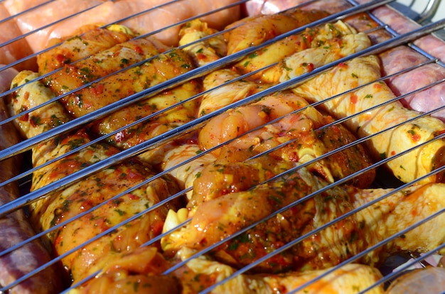 Pernas de frango marinadas na churrasqueira a carvão quente