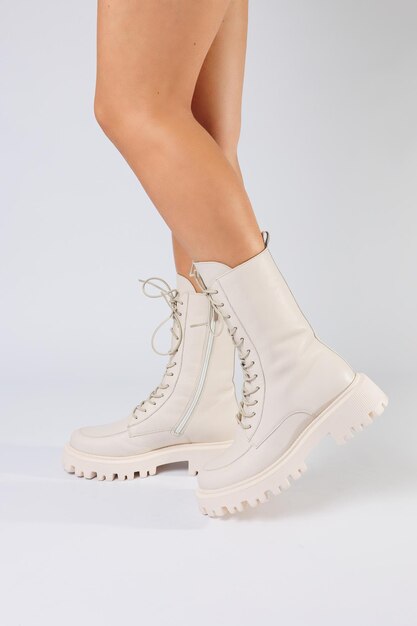 Pernas de mulher em uma coleção de sapatos brancos de couro da moda em uma coleção de primavera de fundo branco de sapatos femininos