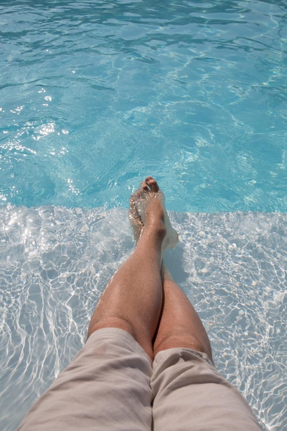 Pernas de um homem na piscina
