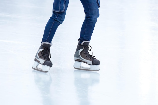 Foto pernas de um patinador em uma pista de gelo hobbies e esportes de inverno