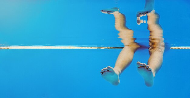 Pernas debaixo d'água na piscina