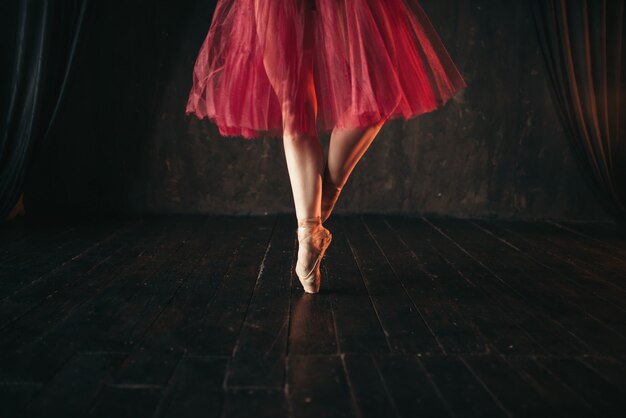 Pernas femininas de bailarina em pontas