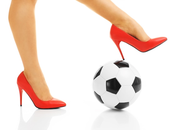 pernas femininas de salto vermelho e futebol