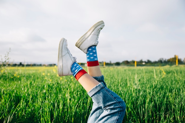 Pernas femininas em sapatos brancos