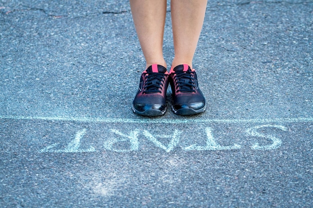 Pernas femininas em tênis estão no início para correr