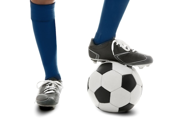 Pernas masculinas com bola de futebol em closeup de fundo branco