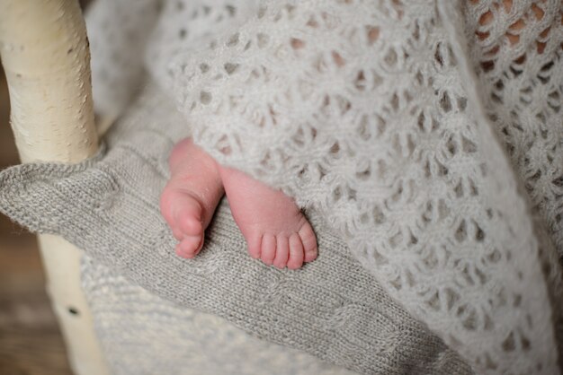 Pernas menina recém-nascida oito dias de idade em roupa bonita que dorme bonito