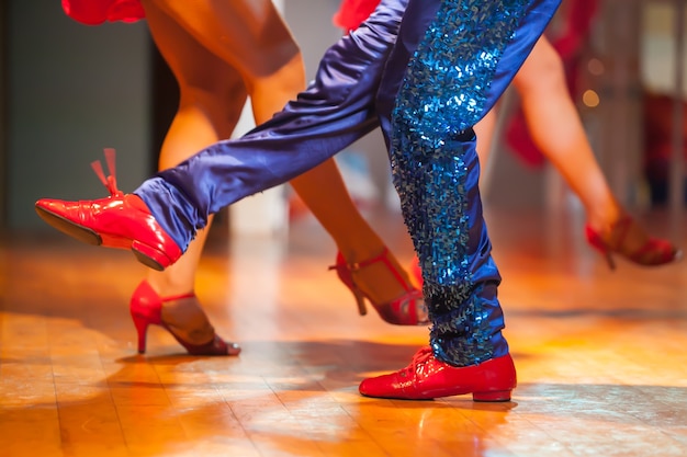 Foto pernas parte do corpo do dançarino estão lá dançando no palco