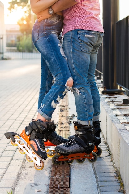 Pernas usando patins em linha.