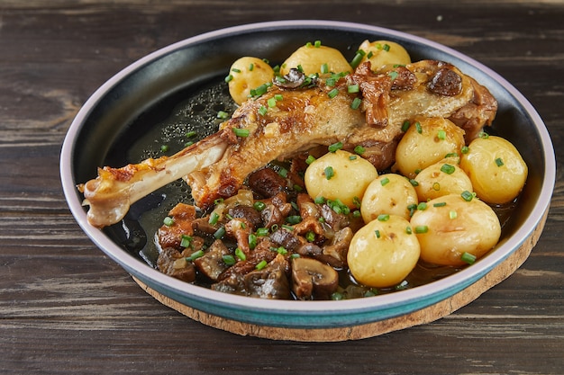 Pernil de ganso com portobello e cogumelos do bosque assados com batata nova e armagnac. Cozinha gourmet francesa