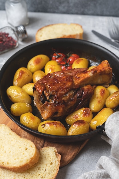 Pernil de porco assado com batata receita de carne caseira