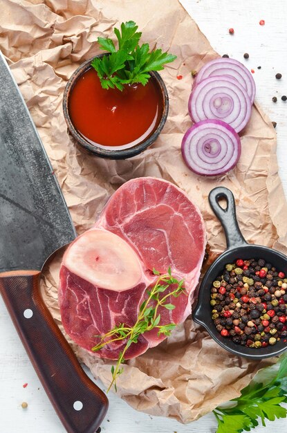 Pernil de vitela cru fresco cortado transversalmente com especiarias e ervas em um fundo branco Bife bife de queijo Ossbo Vista superior Espaço livre para o seu texto