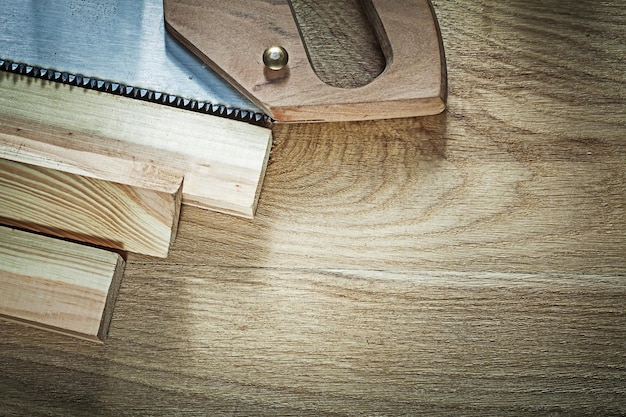 Perno de madera de sierra para metales en el concepto de construcción de tableros de madera.