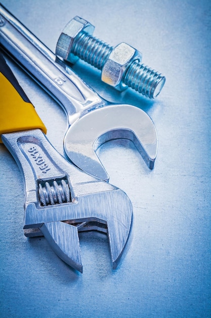 Perno y tuerca de llave inglesa ajustable en el concepto de construcción de fondo metálico