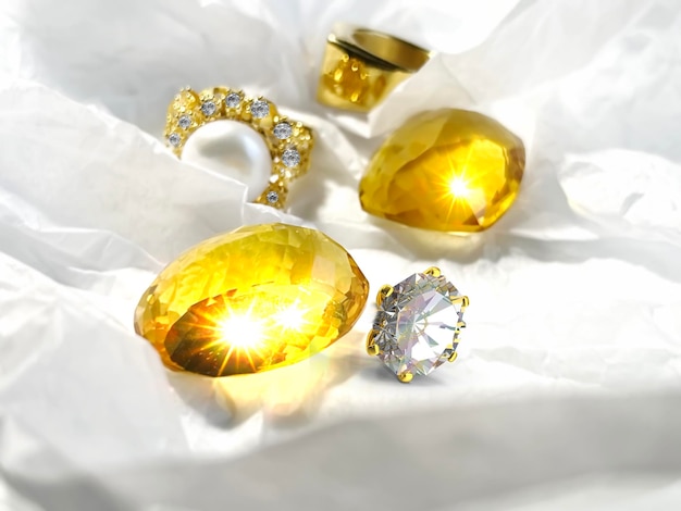 pérola branca natural de citrino amarelo e anéis de ouro sobre fundo branco mulheres jóias de luxo