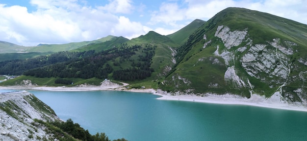 Pérola do Cáucaso do Norte, Lago Kazenoyam. Lago Azure entre as montanhas.