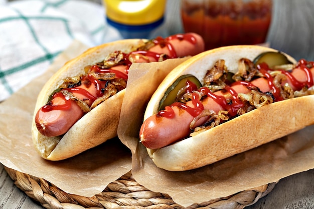 Perrito caliente a la parrilla con ketchup