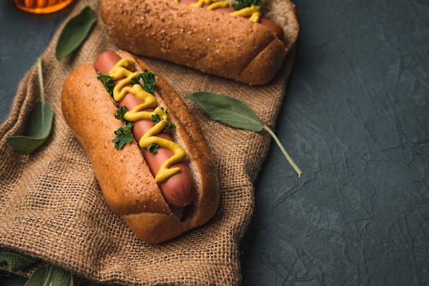 perrito caliente con verduras