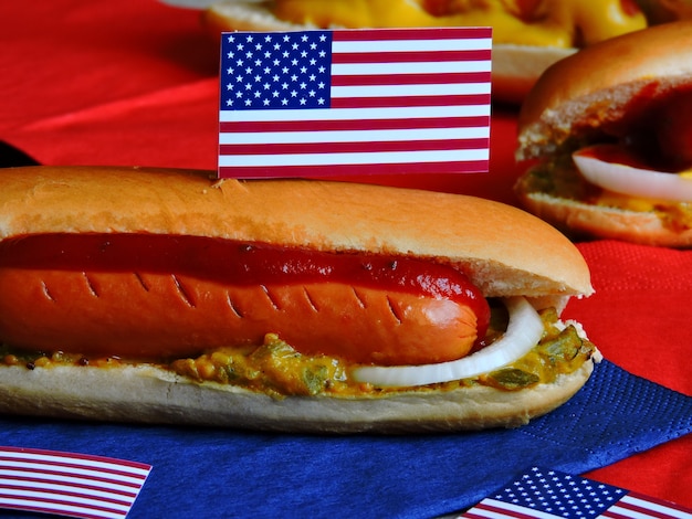 Perritos calientes americanos para la fiesta del 4 de julio. Hot dog en un estilo patriótico. Comida para la fiesta en el día de la independencia.