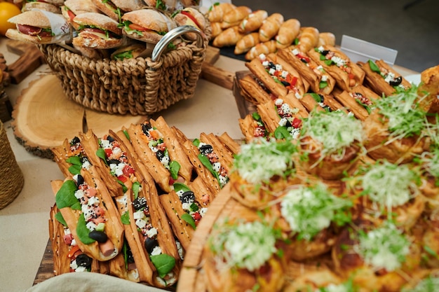 Perritos calientes con hojaldre de la mesa del catering