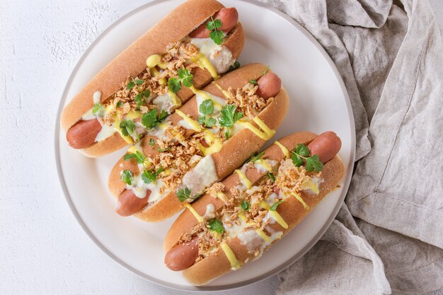 Perritos calientes con salsa de queso y mostaza.