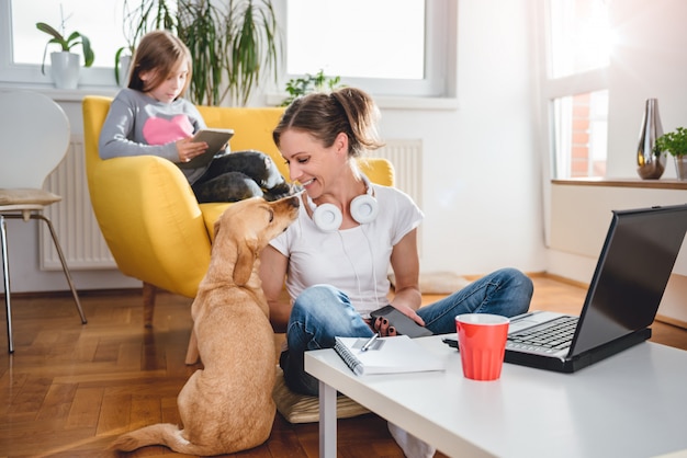 Perro acariciando mujer