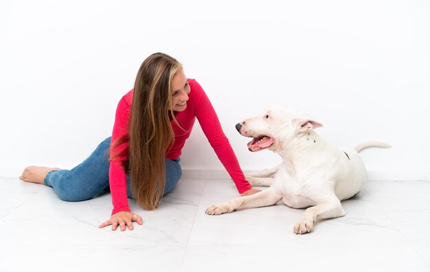 Perro bull terrier joven sobre fondo aislado