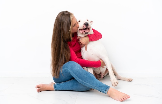 Perro bull terrier joven sobre fondo aislado