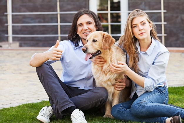 Perro familia mascota canina labrador pulgar arriba abrazando