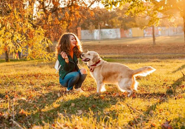 Perro feliz y su dueño en el parque en un día soleado