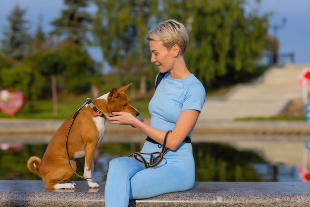 Perro inteligente entrenado tomando comida de humanos