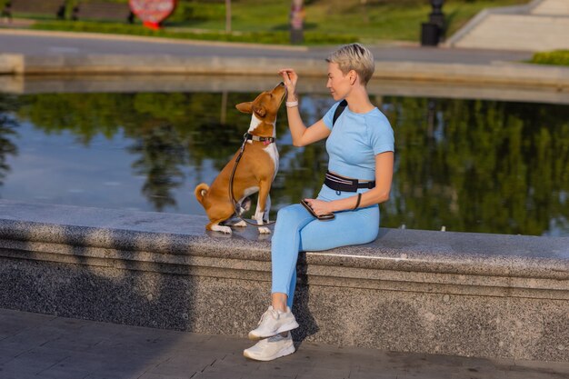 Perro inteligente entrenado tomando comida de humanos.