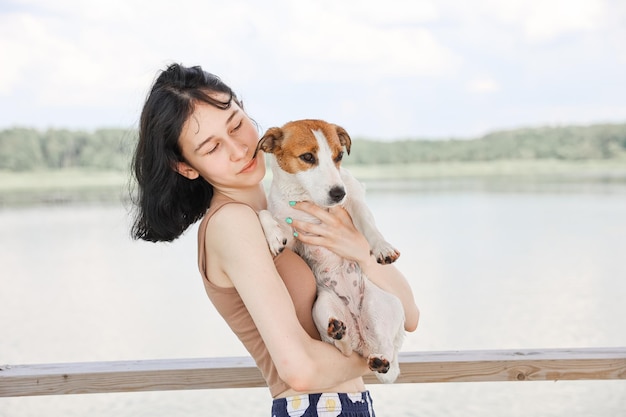 Perro Jack Russell Terrier juega con una niña