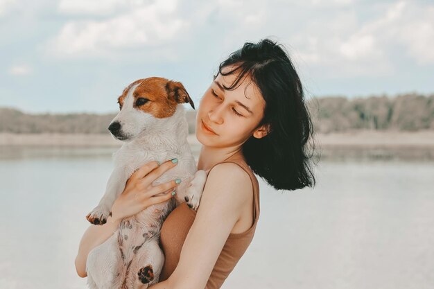 Perro Jack Russell Terrier juega con una niña