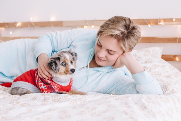 Un perro lindo acostado en la cama.