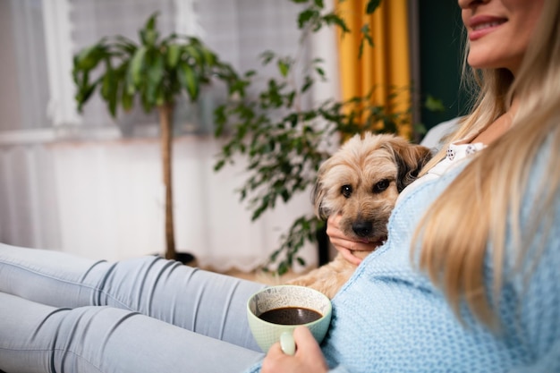 Foto un perro y una niña durante su ritual de beber café por la mañana