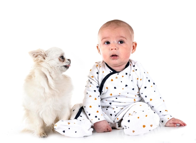 Perro y niño de cuatro meses