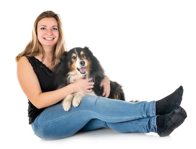 Perro pastor de Shetland y mujer