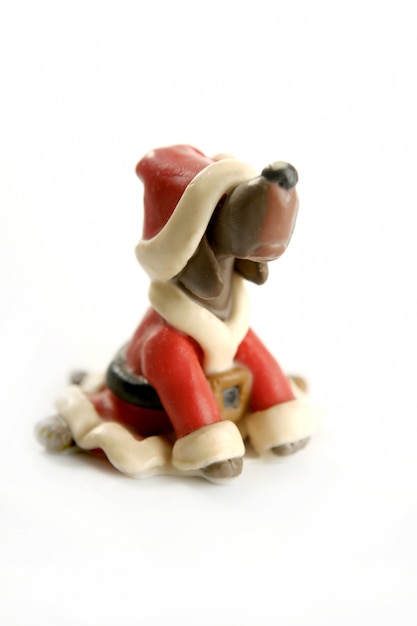 Perro de plastilina hecho a mano, vestido de navidad santa