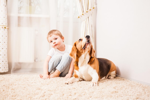 El perro protege al dueño, juegos de rol en la habitación.