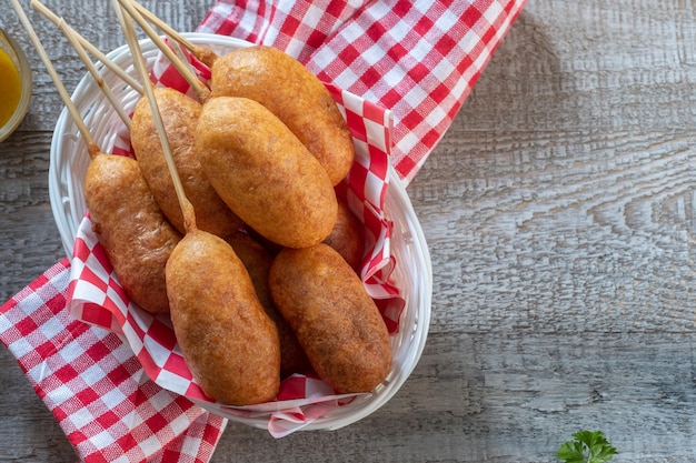 Perros de maíz de comida callejera americana tradicional